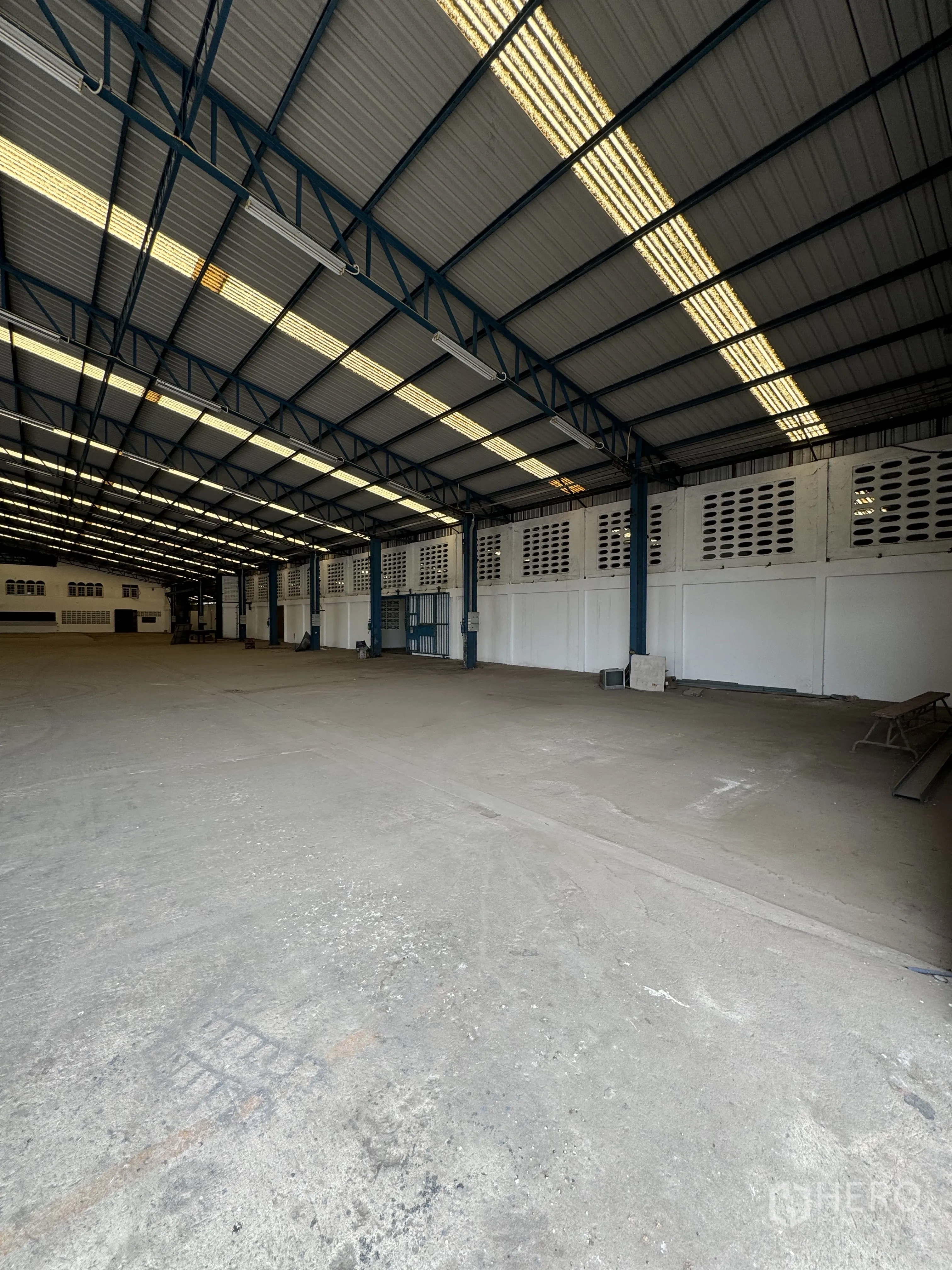 โรงงาน for rent in Mueang Nakhon Pathom, Nakhon Pathom - ผนังช่องลมและไฟส่องสว่างใต้หลังคาเมทัลชีท
