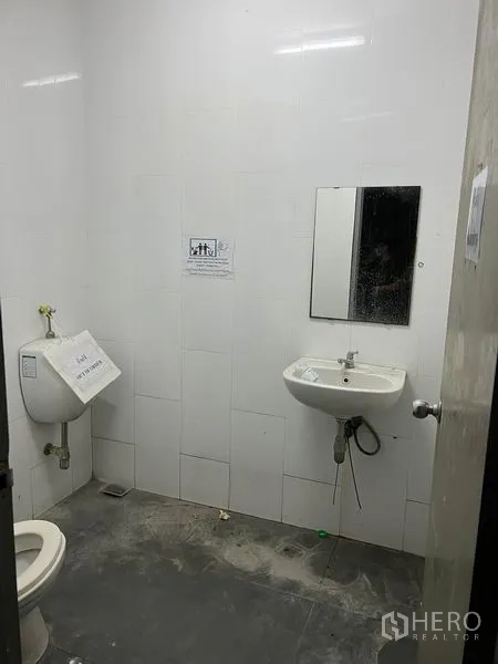 พื้นที่ขายปลีก ให้เช่าในWatthana, Bangkok - ห้องน้ำกระเบื้องเรียบ มีโถส้วม โถปัสสาวะ และอ่างล้างมือ