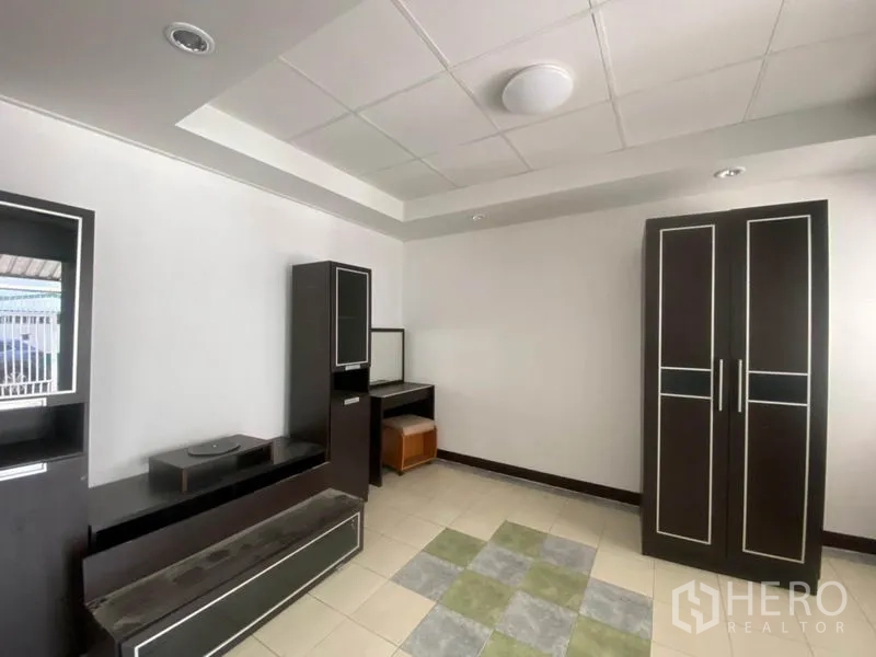 ทาวน์เฮาส์ ให้เช่าในWatthana, Bangkok - ห้องอเนกประสงค์พื้นกระเบื้องพร้อมชิ้นเฟอร์นิเจอร์เก็บของ.