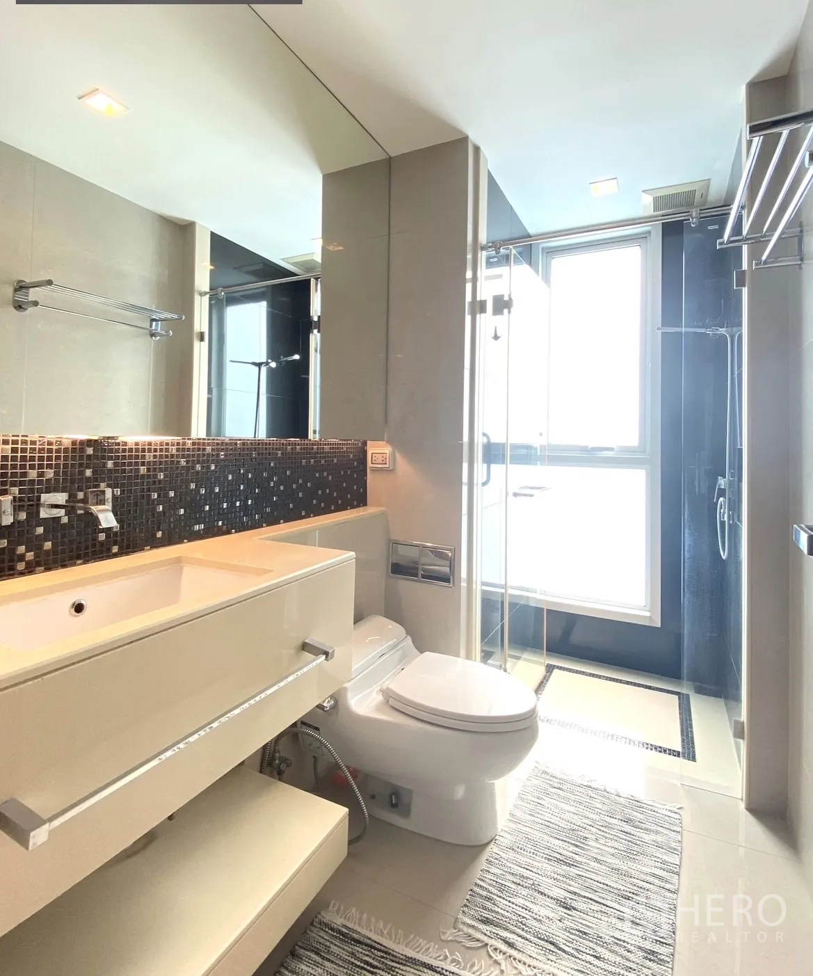 คอนโด ให้เช่าในRatchathewi, Bangkok - ห้องน้ำสไตล์โมเดิร์นพร้อมอ่างล้างหน้า กระจก และตู้กระจกกั้นอาบน้ำ