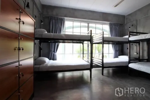 办公空间 出租或出售在Bang Rak, Bangkok - 大型合住房，四组双层床、储物柜和落地窗。