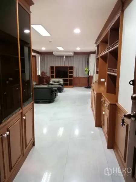 คอนโด ให้เช่าหรือขายในWatthana, Bangkok - โถงทางเดินเชื่อมสู่ห้องนั่งเล่นกว้าง พร้อมตู้บิวท์อินไม้รอบด้าน