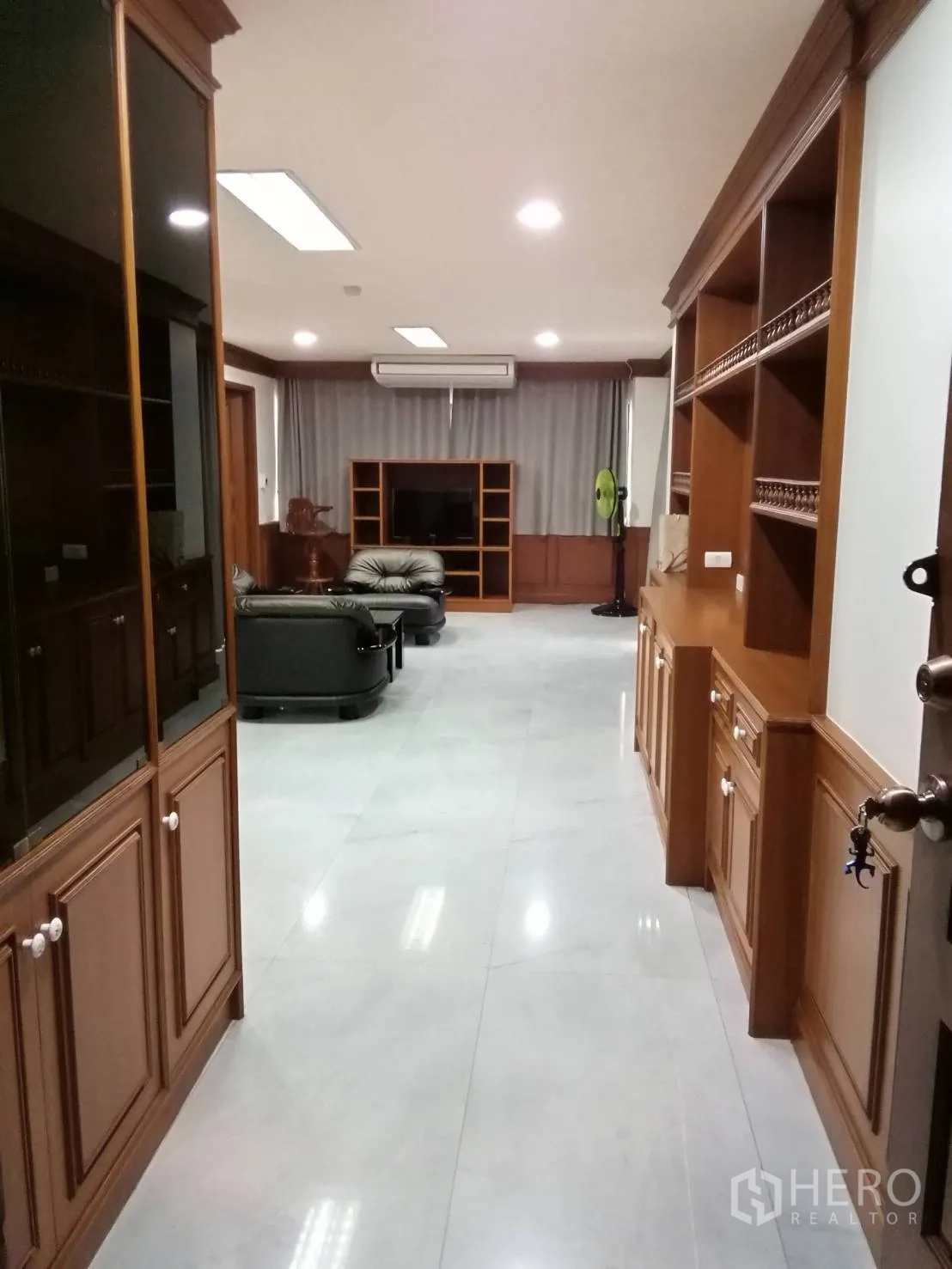 คอนโด ให้เช่าหรือขายในWatthana, Bangkok - โถงทางเดินเชื่อมสู่ห้องนั่งเล่นกว้าง พร้อมตู้บิวท์อินไม้รอบด้าน