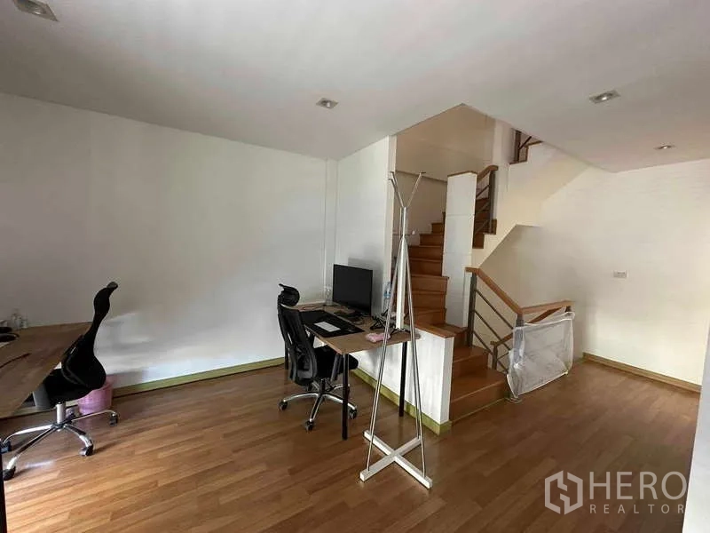 สำนักงานที่บ้าน ให้เช่าในChatuchak, Bangkok - มุมทำงานแบบโอเพ่นข้างบันได พร้อมโต๊ะและเก้าอี้ทำงาน