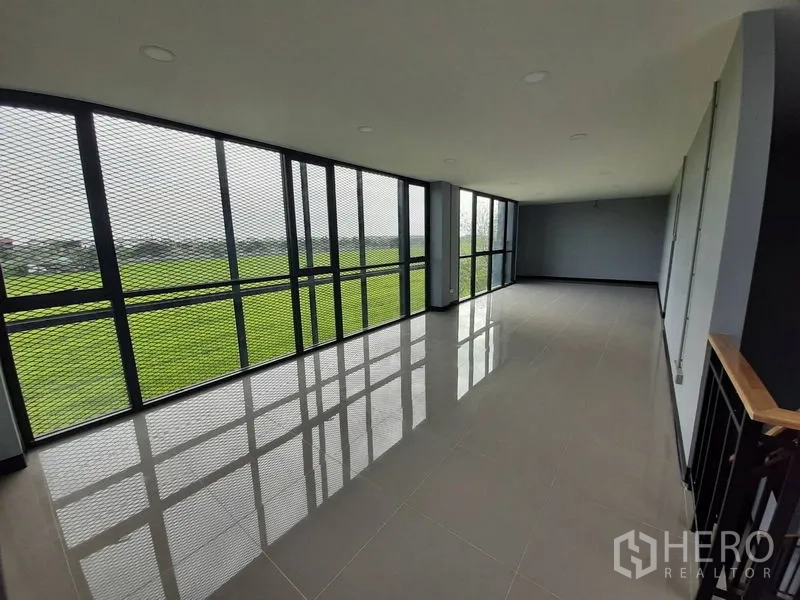 โรงงาน ให้เช่าหรือขายในLam Luk Ka, Pathum Thani - พื้นที่ออฟฟิศกว้างผนังกระจกพร้อมตะแกรงบังแดด มองวิวทุ่งเขียว