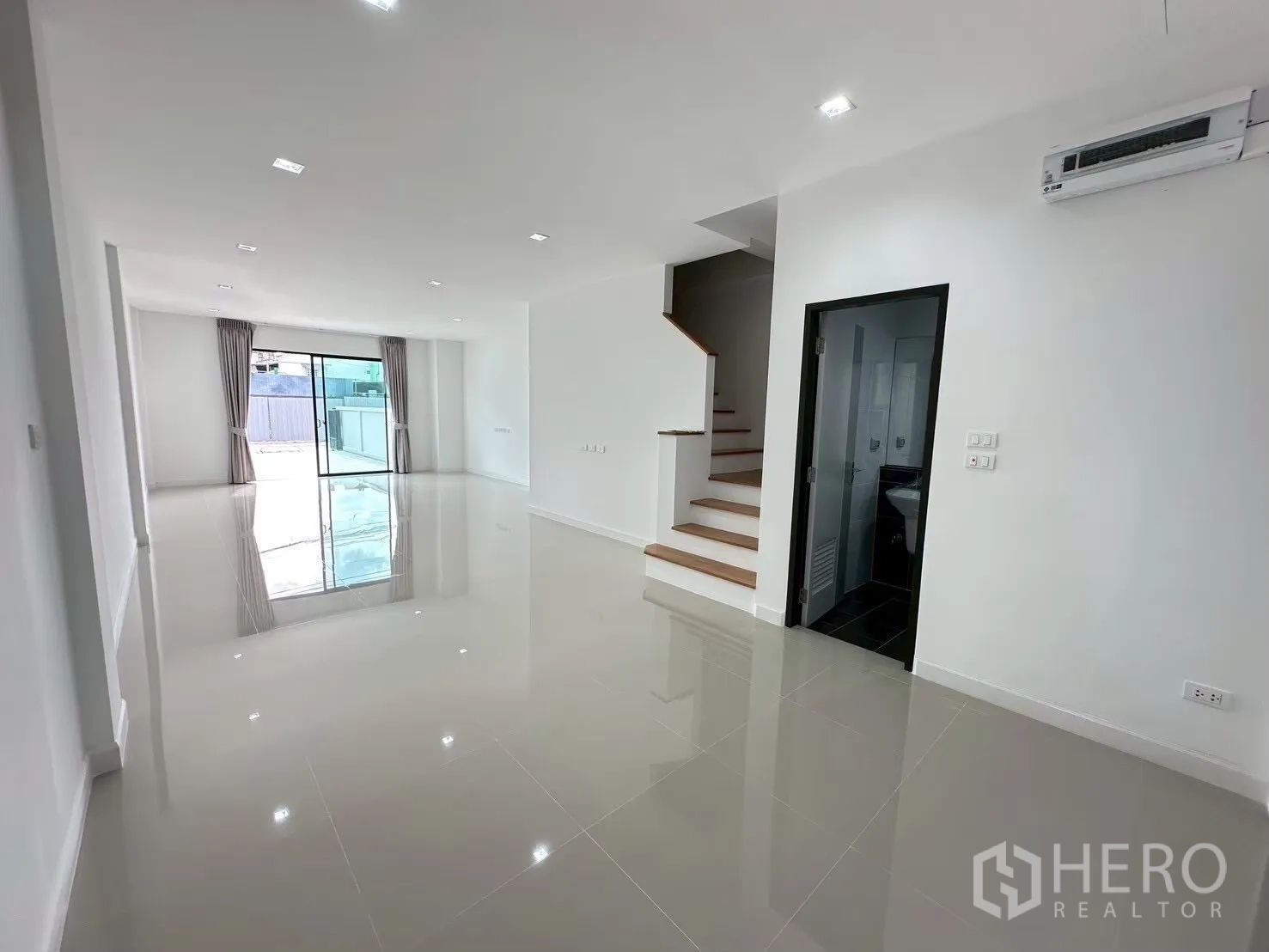 สำนักงานที่บ้าน for rent in Lat Phrao, Bangkok - พื้นที่อยู่อาศัยหรือออฟฟิศ เชื่อมประตูกระจกสู่ลานหน้าบ้าน มีบันไดและห้องน้ำแขก.