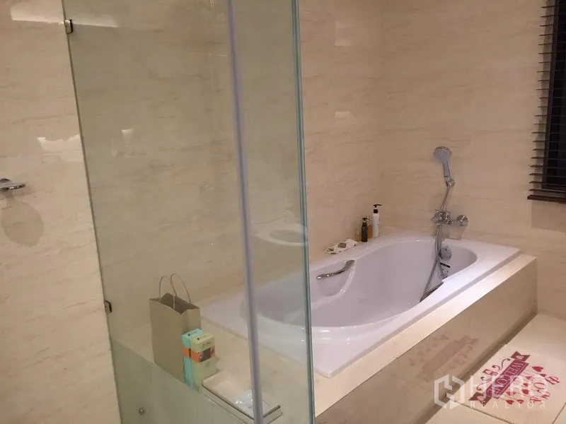 คอนโด ขายในWatthana, Bangkok - ห้องน้ำพร้อมอ่างอาบน้ำบิวท์อิน กั้นกระจก และฝักบัวมือถือ