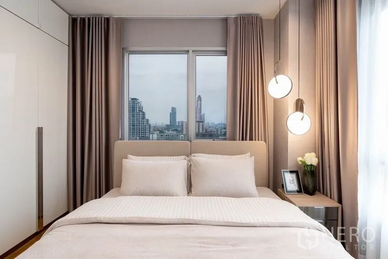 คอนโด ให้เช่าในPhaya Thai, Bangkok - ห้องนอนมาสเตอร์มองเห็นวิวเมืองผ่านหน้าต่างบานใหญ่และโคมแขวน