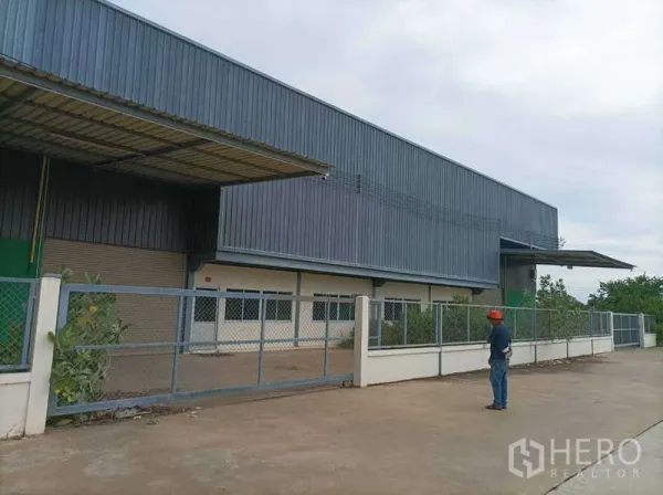 工厂 出租在Ban Phaeo, Samut Sakhon - 工厂正立面与滑动大门，设大型装卸雨棚