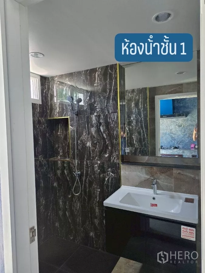 คลังสินค้า ให้เช่าหรือขายในKhlong Toei, Bangkok - ห้องน้ำชั้นล่างสมัยใหม่ กระเบื้องลายหินอ่อน พร้อมฝักบัวและอ่างล้างหน้า