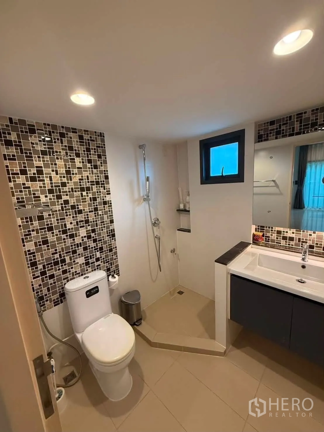 独栋房屋 for rent in Bang Kapi, Bangkok - 一层浴室有马赛克点缀与开放式淋浴区。