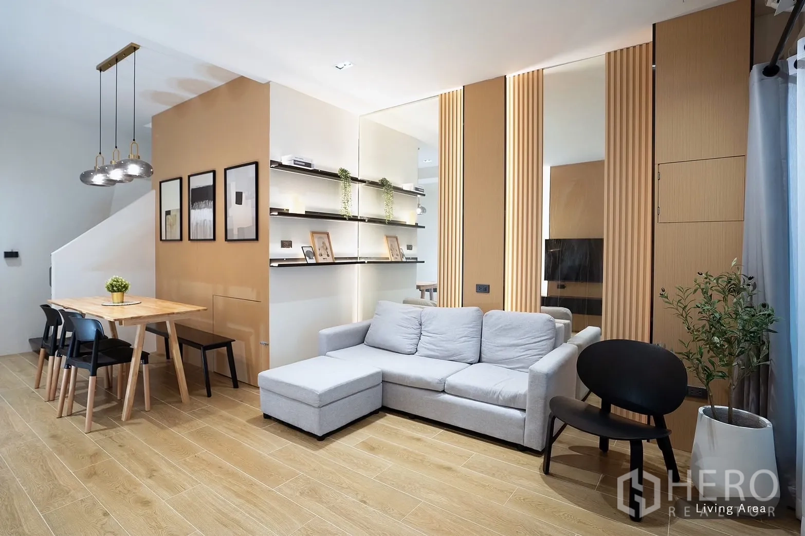 ทาวน์เฮาส์ ให้เช่าในHuai Khwang, Bangkok - ห้องนั่งเล่นต่อเนื่องห้องทานอาหาร โซฟาเข้ามุมและชั้นวางของตกแต่ง