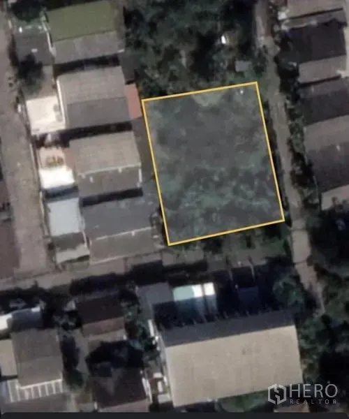 ที่ดิน ขายในBang Khen, Bangkok - ภาพถ่ายดาวเทียมแสดงแปลงที่ดินสี่เหลี่ยมตีกรอบสีเหลืองท่ามกลางบ้านพัก