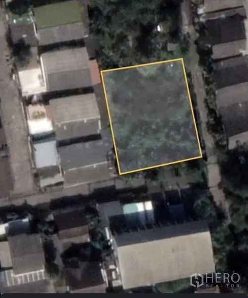 ที่ดิน ขายในBang Khen, Bangkok - ภาพถ่ายดาวเทียมแสดงแปลงที่ดินสี่เหลี่ยมตีกรอบสีเหลืองท่ามกลางบ้านพัก