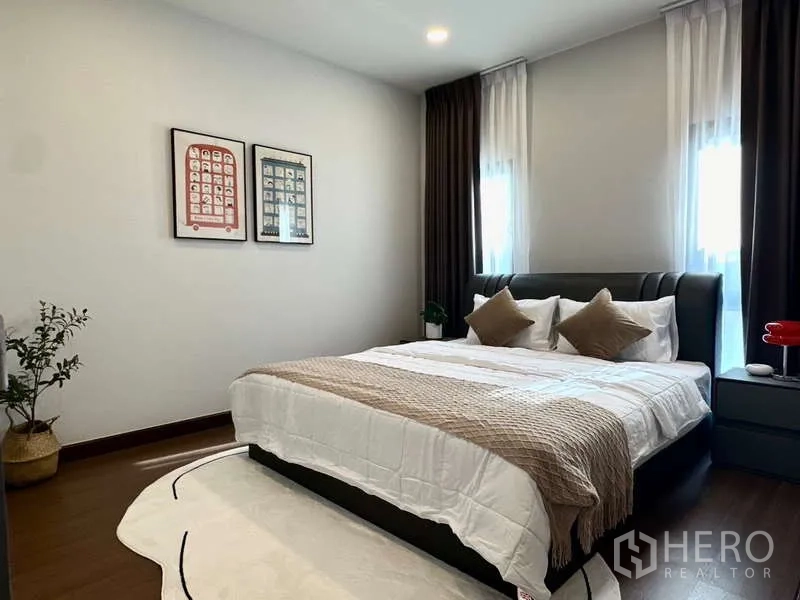 บ้าน ให้เช่าในBang Phli, Samut Prakan - ห้องนอนแขก เตียงบุนวม กรอบรูปผนัง และไฟบรรยากาศอบอุ่น