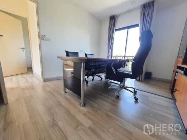 สำนักงานที่บ้าน ให้เช่าในSaphan Sung, Bangkok - ห้องทำงานผู้บริหารพร้อมโต๊ะขนาดใหญ่ เก้าอี้พนักพิงสูง รับแสงจากหน้าต่างกว้าง