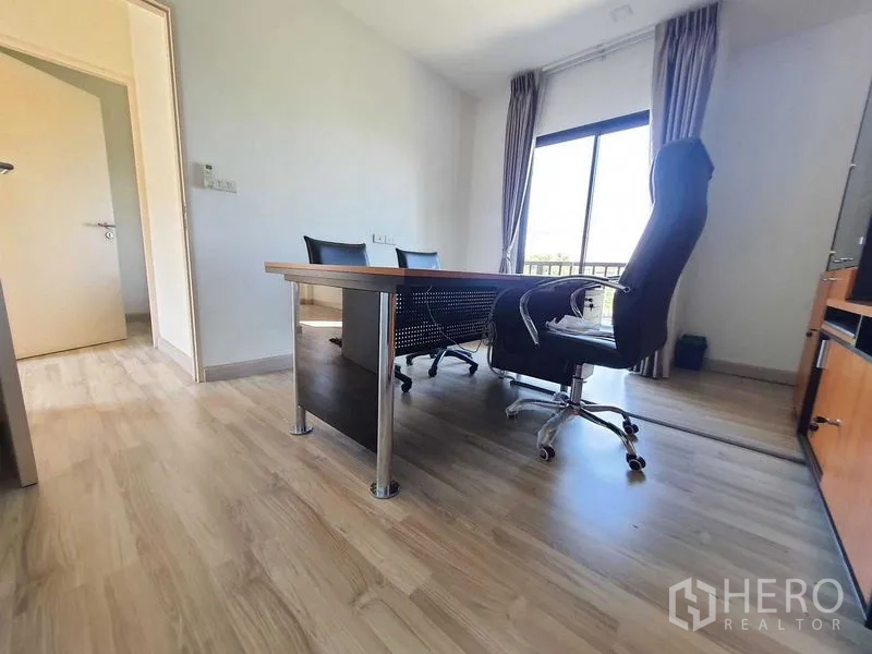 สำนักงานที่บ้าน ให้เช่าในSaphan Sung, Bangkok - ห้องทำงานผู้บริหารพร้อมโต๊ะขนาดใหญ่ เก้าอี้พนักพิงสูง รับแสงจากหน้าต่างกว้าง