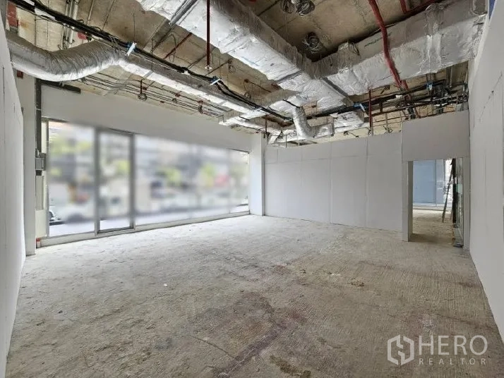 零售空间 出租 - 室内毛坯空间，裸露风管、高挑天花与大面积前窗采光。