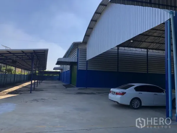 Warehouse for rent in Sai Mai, Bangkok - Long covered loading and parking lanes running alongside multiple warehouse units.