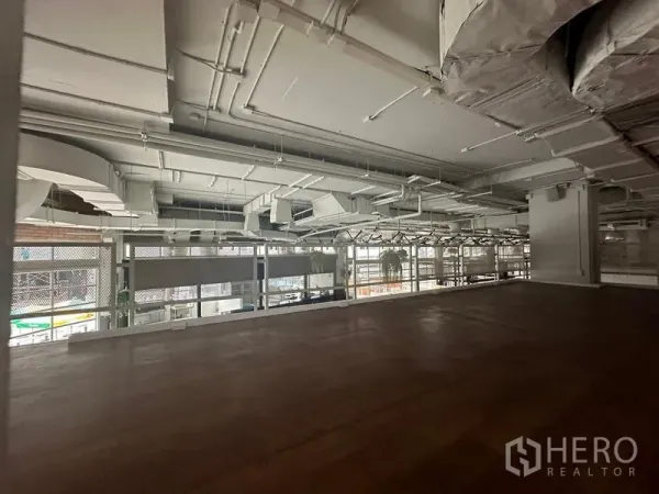 零售空间 出租在Watthana, Bangkok - 木地板夹层，俯瞰采光充足的营业空间。