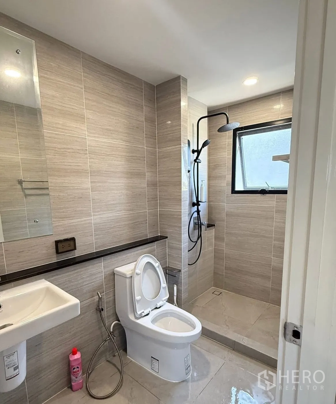 Detached House for rent in Bang Phli, Samut Prakan - Tiled bathroom with walk-in shower, rain head, toilet and sink.