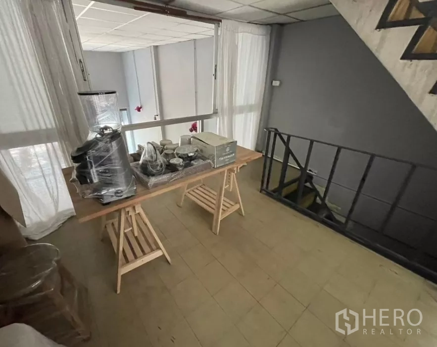 อาคารพาณิชย์ ให้เช่าในWatthana, Bangkok - ชั้นลอยเป็นโซนทำงาน มีโต๊ะและอุปกรณ์ มองลงไปยังโถงร้าน