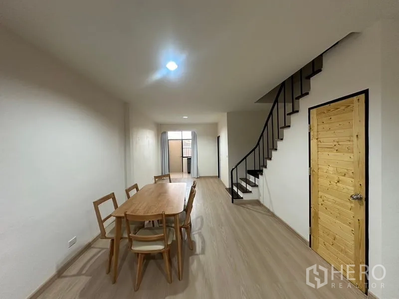 ทาวน์เฮาส์ ให้เช่าหรือขายในPhra Khanong, Bangkok - พื้นที่รับประทานอาหาร โต๊ะไม้ 6 ที่นั่ง ข้างบันได