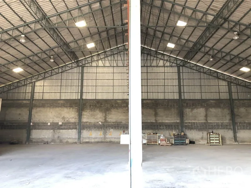 货栈 出租在Khlong Luang, Pathum Thani - 高挑仓库内部，钢桁架结构，顶灯明亮，混凝土地面。