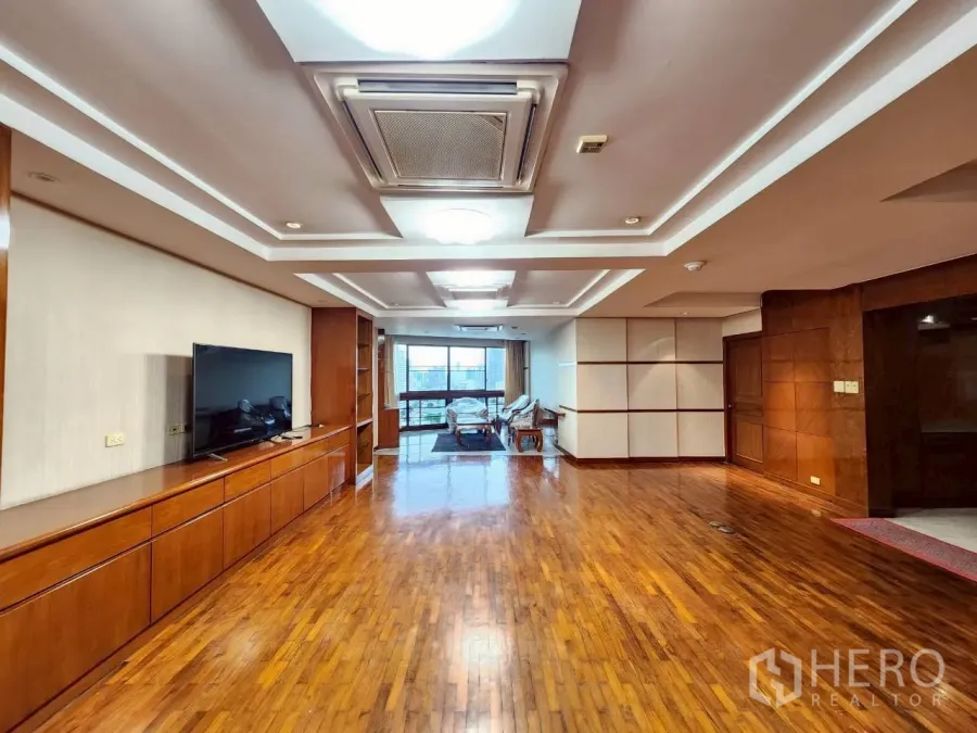 คอนโด ให้เช่าในKhlong Toei, Bangkok - ห้องนั่งเล่นกว้าง พื้นไม้ขัดเงา ตู้บิวท์อิน ทีวี และไฟฝังฝ้า พร้อมหน้าต่างชมวิวเมือง