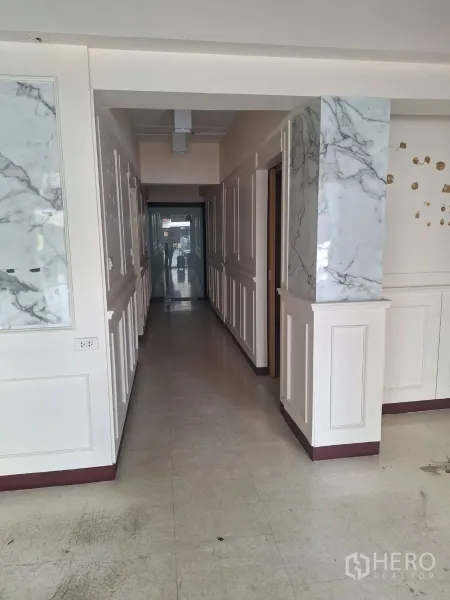 พื้นที่ขายปลีก ให้เช่าในWatthana, Bangkok - โถงทางเดินยาว ผนังบัวสีขาวและเสาแต่งลายหินอ่อนนำสู่ห้องด้านหลัง
