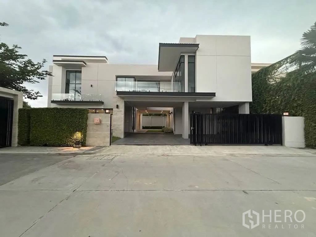 บ้านเดี่ยว for rent in Bang Khen, Bangkok - ด้านหน้าบ้านร่วมสมัย มีกำแพงรั้วและที่จอดรถในบ้าน