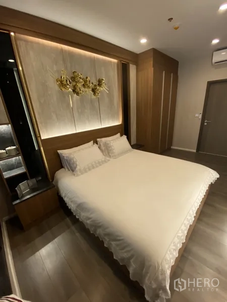 คอนโด ขายในPhra Khanong, Bangkok - มุมกว้างห้องนอนใหญ่ ไฟซ่อน และแผงไม้พร้อมตู้ข้างเตียง