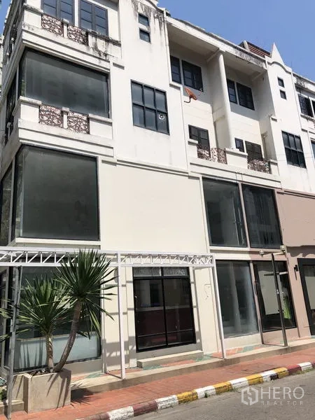 零售空间 出租在Khlong Toei, Bangkok - 四层临街商铺外立面，落地玻璃橱窗与人行道，适合展示。