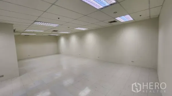 办公空间 出租在Watthana, Bangkok - 宽敞长方形办公室，米色墙面，栅格顶灯与干净的白色地砖