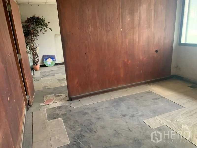 อาคารพาณิชย์ ให้เช่าในWatthana, Bangkok - ห้องขนาดกะทัดรัด ผนังลายไม้ พื้นทรุดโทรมและแสงธรรมชาติจากหน้าต่าง