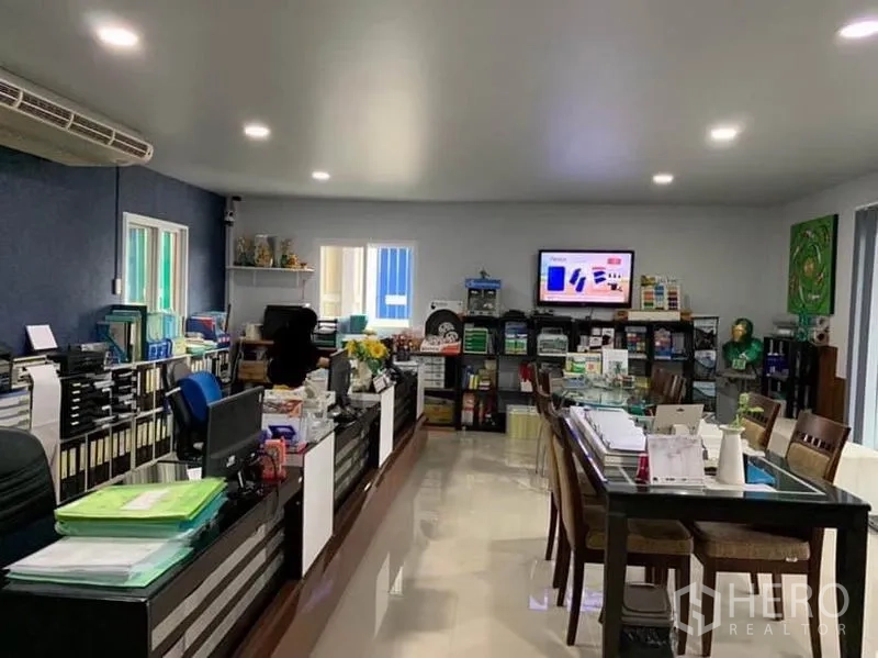 โรงงาน ขายในThanyaburi, Pathum Thani - ออฟฟิศสว่างโปร่ง โต๊ะทำงานตู้เอกสาร และพื้นกระเบื้องเงา