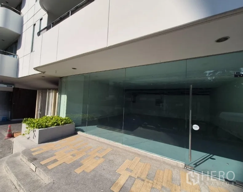零售空间 for rent in Watthana, Bangkok - 超宽玻璃店面，带绿植花槽与防滑入口铺面，临街展示佳。