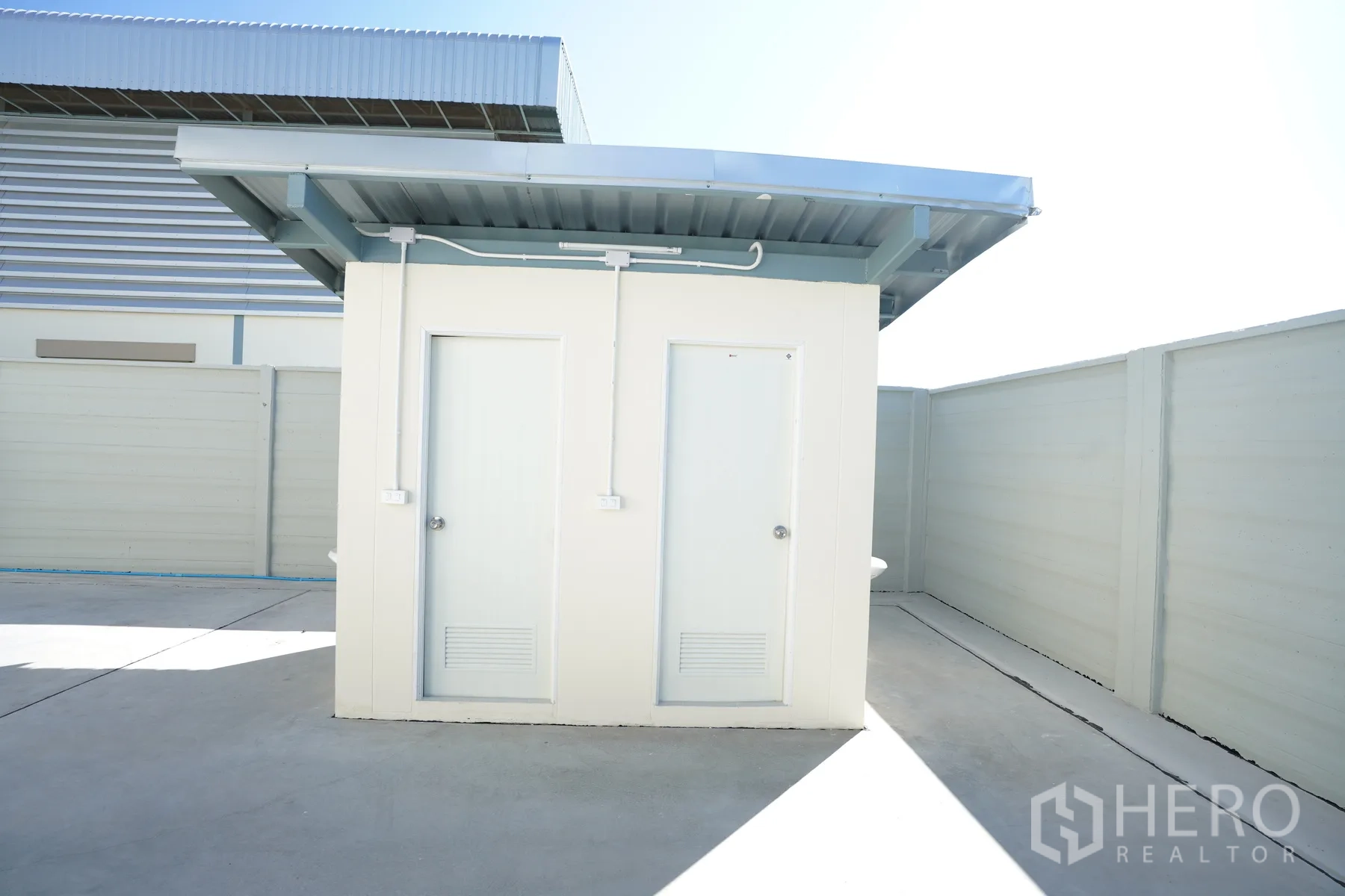 Factory for rent in Mueang Samut Prakan, Samut Prakan - Separate outdoor restroom block inside the secure compound.