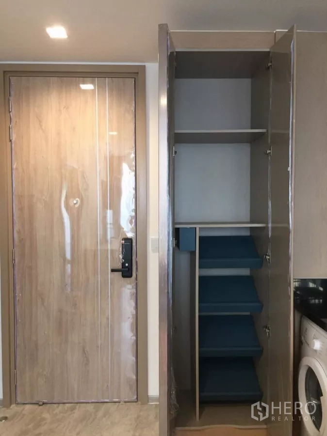 คอนโด ให้เช่าในWatthana, Bangkok - โถงทางเข้าพร้อมประตูไม้โทนอ่อนและตู้เก็บของแบบเปิด