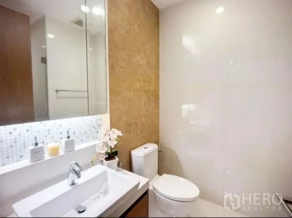คอนโด ให้เช่าในKhlong Toei, Bangkok - ห้องน้ำสมัยใหม่พร้อมอ่างล้างหน้าแบบแขวน โถสุขภัณฑ์ และกระจกไฟซ่อนโทนอบอุ่น