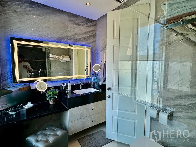 คอนโด ขายในWatthana, Bangkok - ห้องน้ำโทนหรู กระจกขนาดใหญ่มีไฟ เคาน์เตอร์กว้าง และตู้กระจกอาบน้ำ