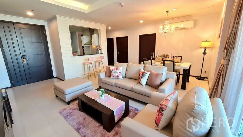 คอนโด ให้เช่าในWatthana, Bangkok - ห้องนั่งเล่นกว้าง โซฟาสีเบจ เคาน์เตอร์บาร์ และประตูทางเข้าคู่