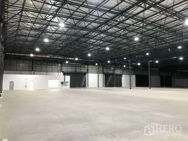 Factory for rent in Bang Sao Thong, Samut Prakan - Open production space with multiple roller doors and high ceilings.