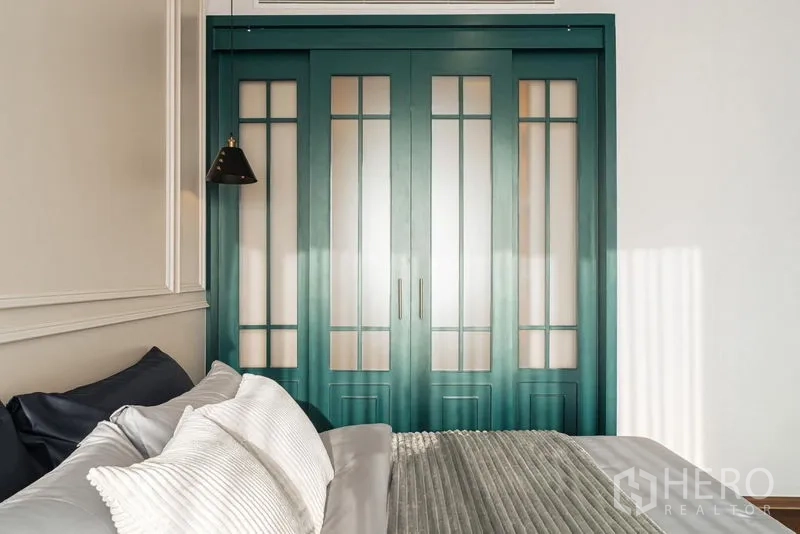 คอนโด ให้เช่าในKhlong Toei, Bangkok - โถงทางเดินไปยังห้องนอนและมุมทานอาหาร พื้นไม้โทนอุ่น