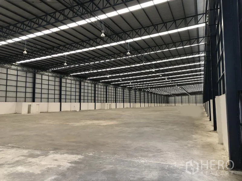 โรงงาน ให้เช่าหรือขายในPhra Nakhon Si Ayutthaya - พื้นที่ผลิตโล่ง ไม่มีเสากลาง แสงสว่างทั่วถึง เหมาะจัดเก็บสินค้า