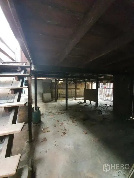 บ้าน ให้เช่าในSathon, Bangkok - พื้นที่ใต้ถุนบ้านไม้ยกพื้น พื้นคอนกรีตและบันไดขึ้นชั้นบน