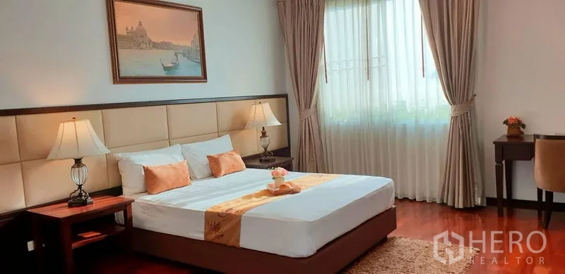 อพาร์ทเมนท์ ให้เช่าในWatthana, Bangkok - ห้องนอนกว้าง เตียงคิงไซส์ โคมตั้ง และหน้าต่างบานใหญ่ติดผ้าม่าน