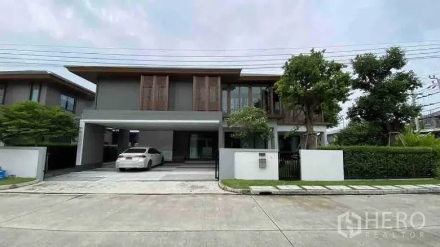 Detached House for rent or sale in Prawet, Bangkok - Modern two-storey detached house facade with double carport and driveway.
