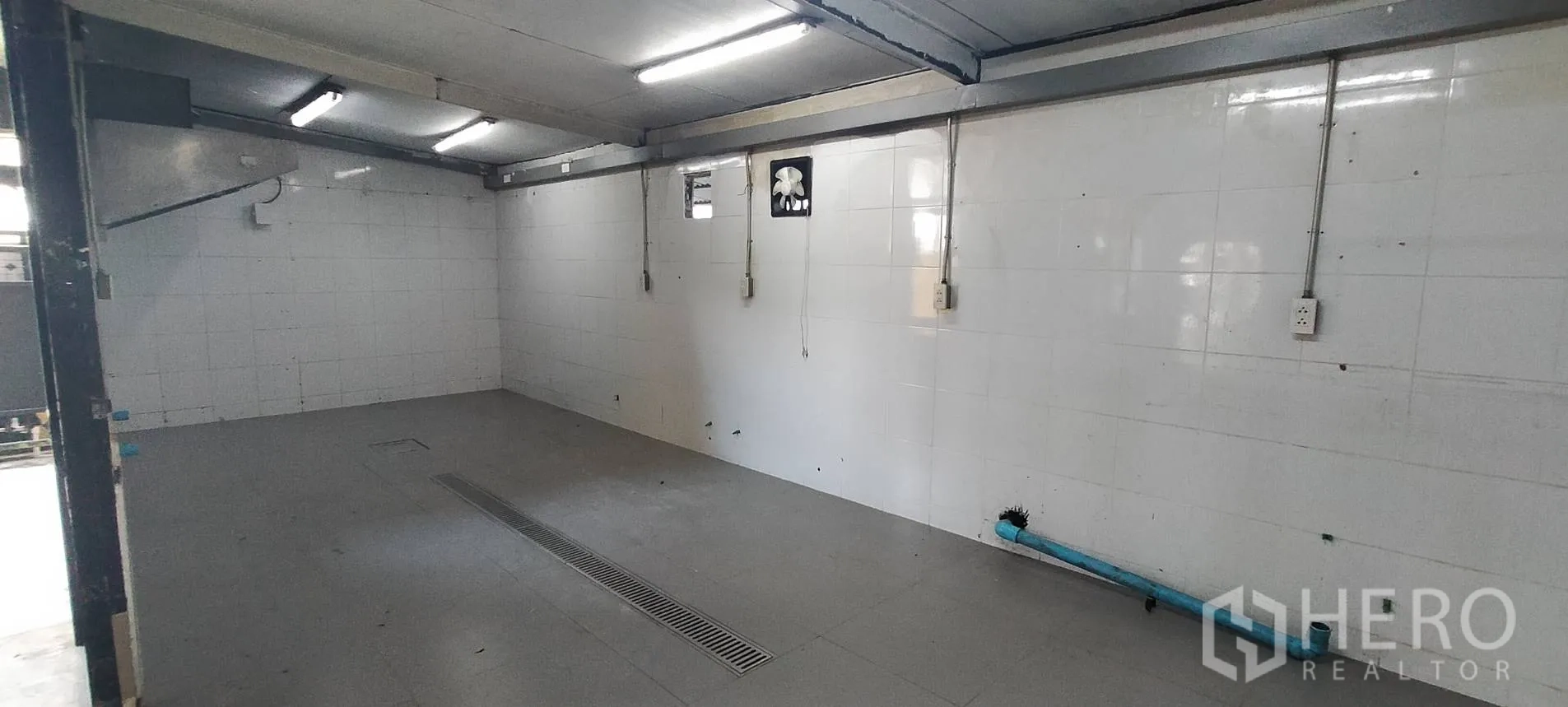 Detached House for rent in Watthana, Bangkok - Tiled preparation room featuring a floor drain, wall outlets, and fluorescent lighting.