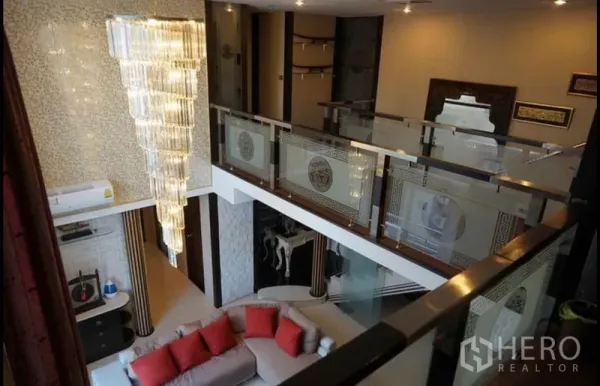 คอนโด ให้เช่าในKhlong Toei, Bangkok - ชั้นลอยพร้อมราวกันตกกระจกลายสวย มองลงสู่ห้องนั่งเล่นและโคมระย้า